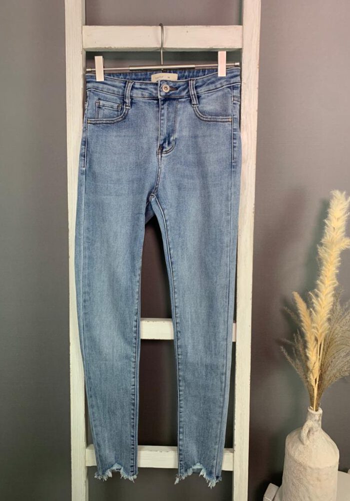 Skinny Jeans mit ausgefranstem Saum