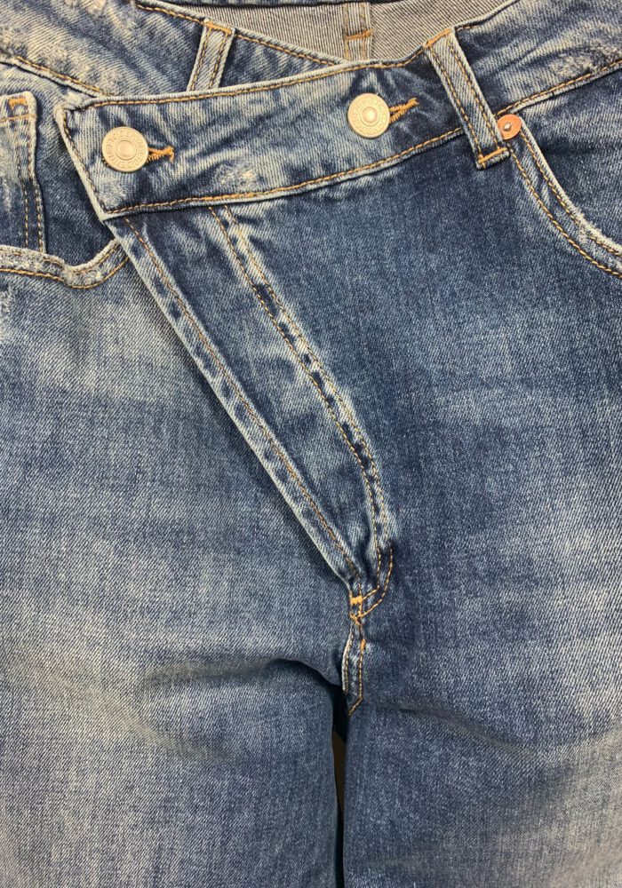 Mom Jeans mit schräger Knopfleiste