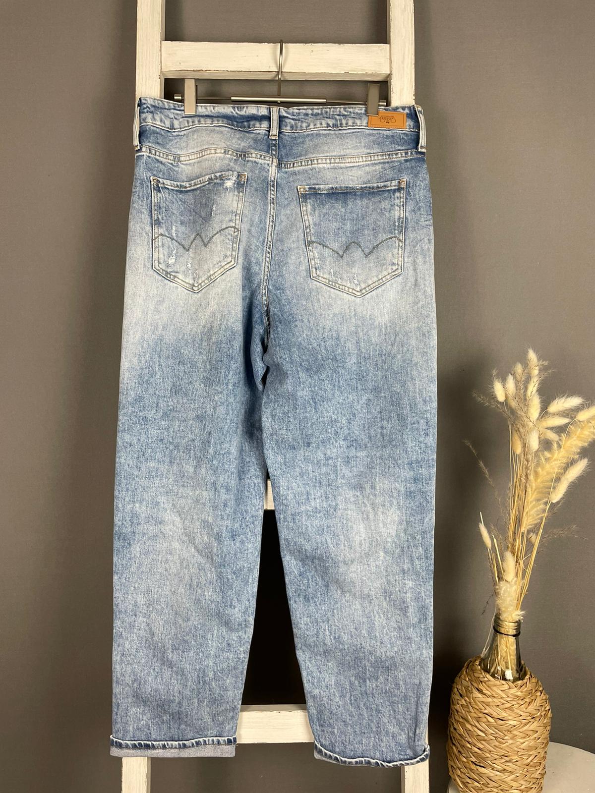 Weite Jeans mit asymmetrischer Knopfleiste
