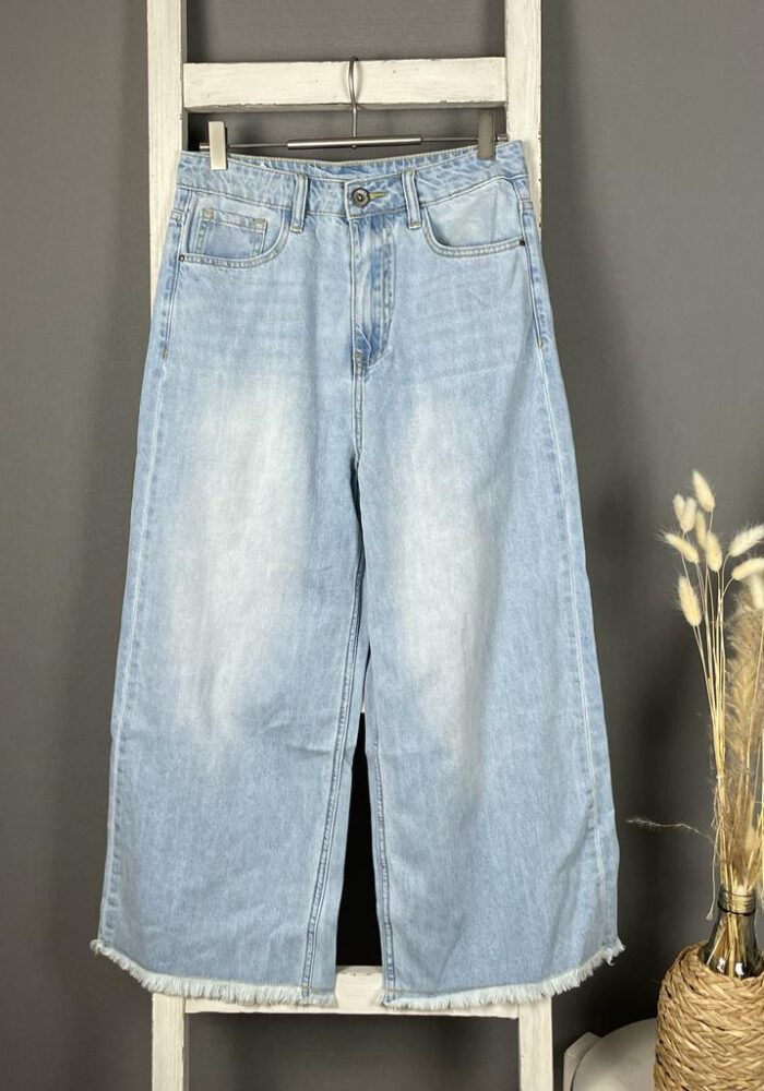Weite Jeans mit ausgefranstem Saum