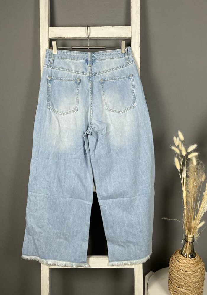 Weite Jeans mit ausgefranstem Saum