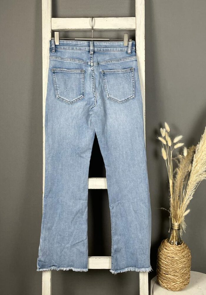 Bootcut Jeans mit ausgefranstem Saum