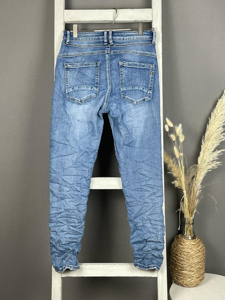 Jeans mit verdeckter Knopfleiste