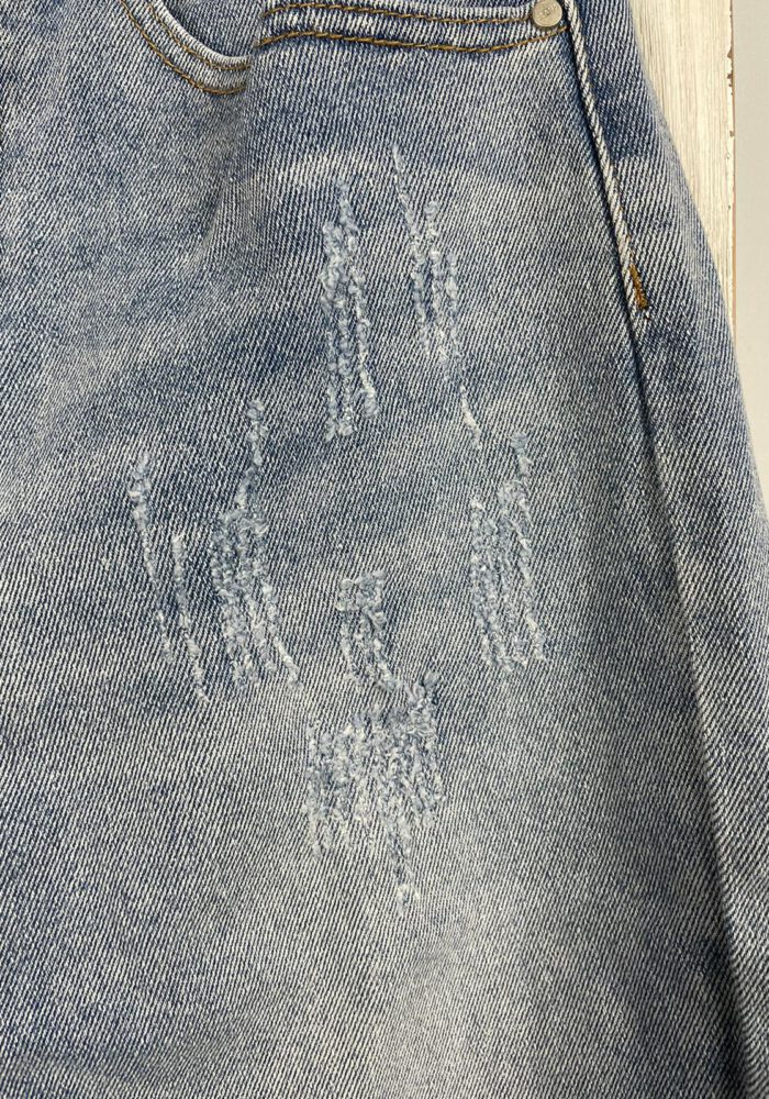 Mom Jeans mit leichten destroyed Details