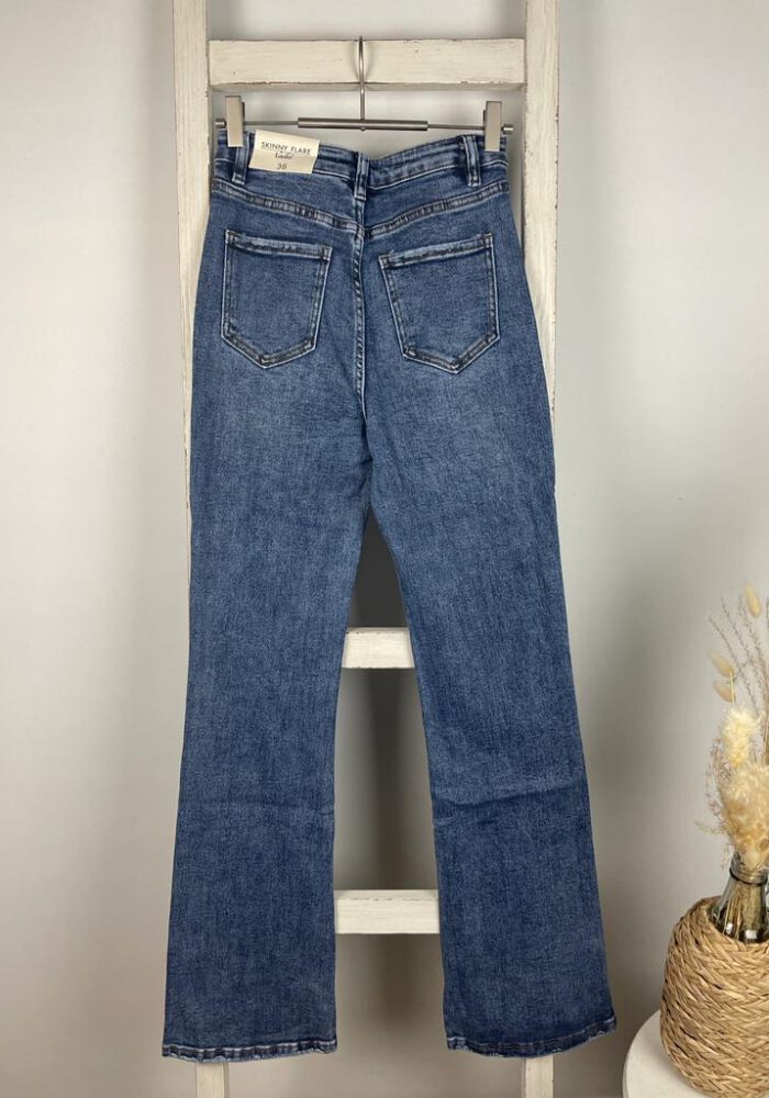 Jeans mit ausgestelltem Bein