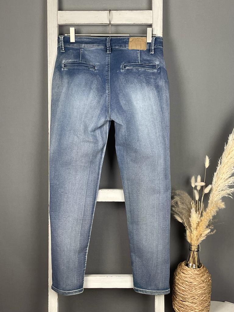 High Waist Jeans mit extravaganten Knopf