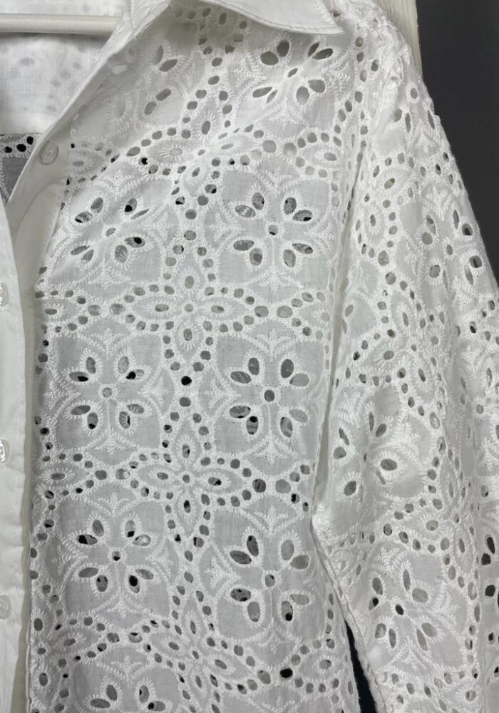Florale Lochstruktur-Bluse mit schlichten Kragen