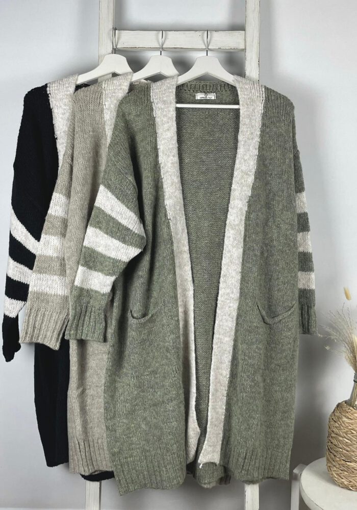 Strickjacke mit wollweißen Details