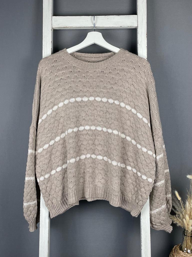 Pullover mit weißen Linien