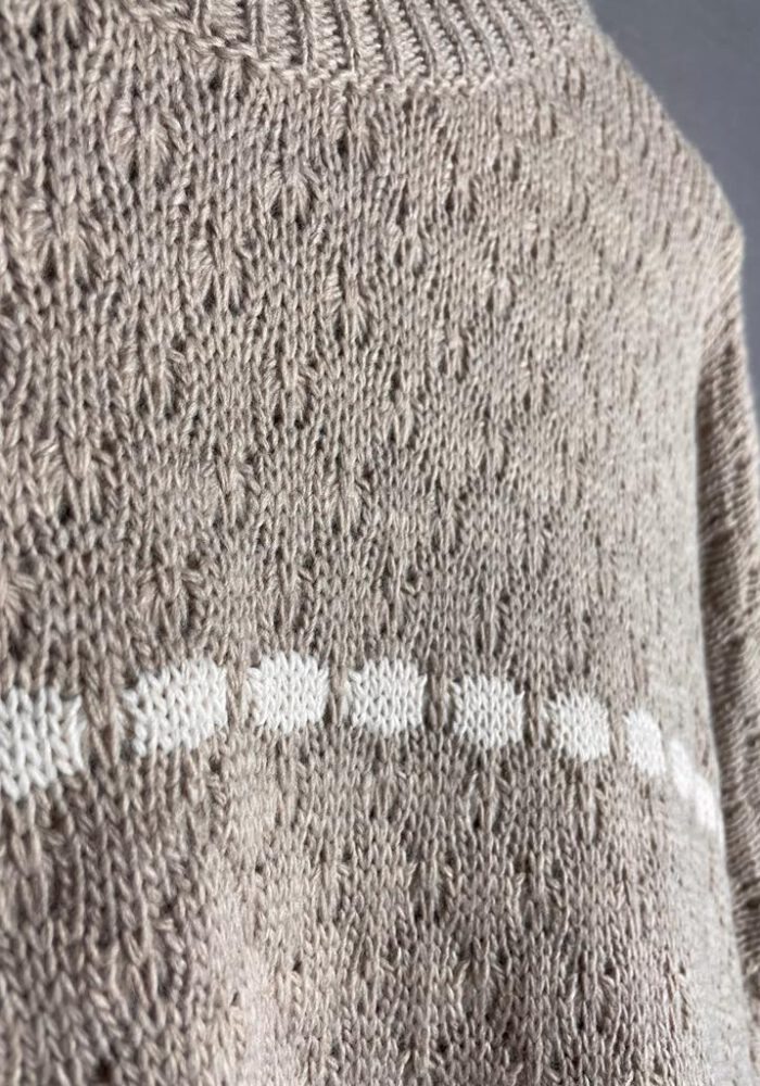 Pullover mit weißen Linien
