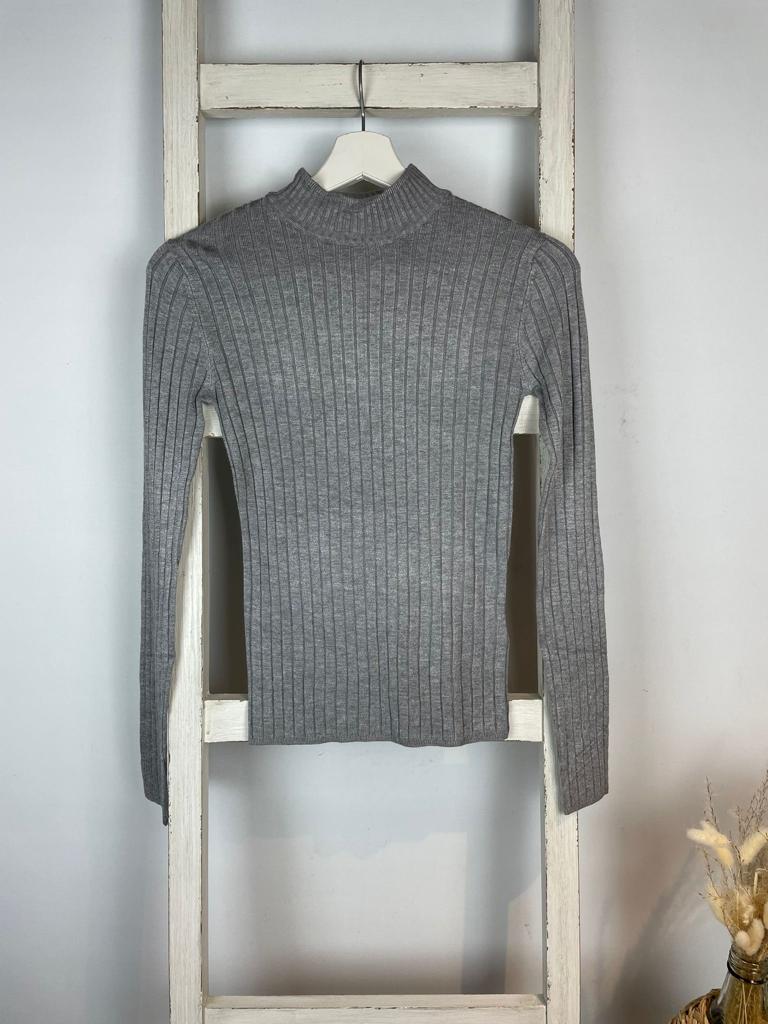 Figurbetonter Ripp-Pullover mit breitem Bund am Ausschnitt