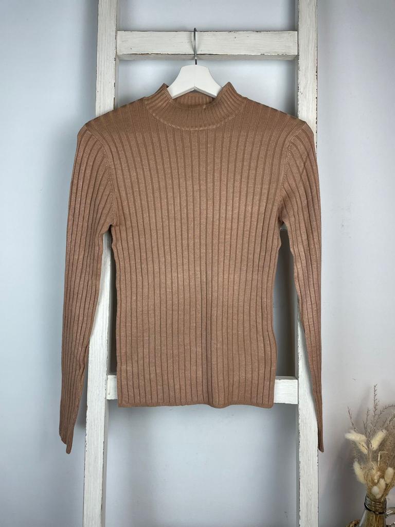 Figurbetonter Ripp-Pullover mit breitem Bund am Ausschnitt