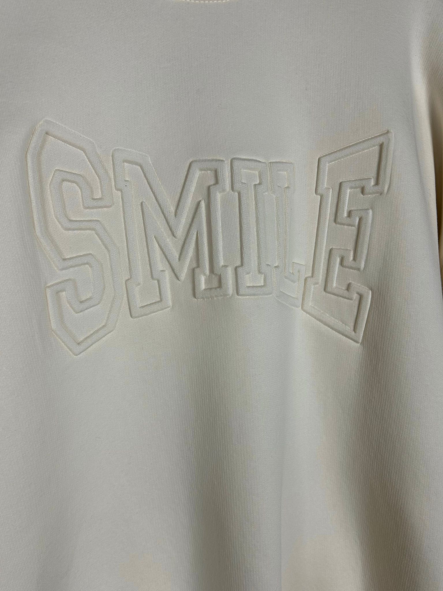 Sweater mit “SMILE” 3D Schrift