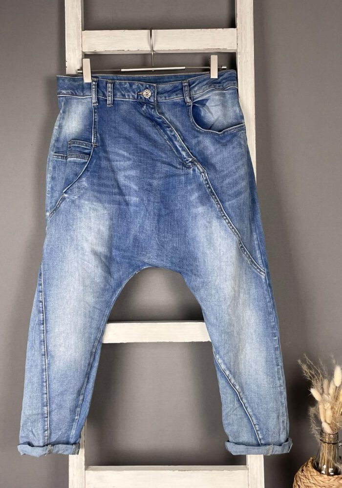 Helle Jeans mit hängendem Schritt