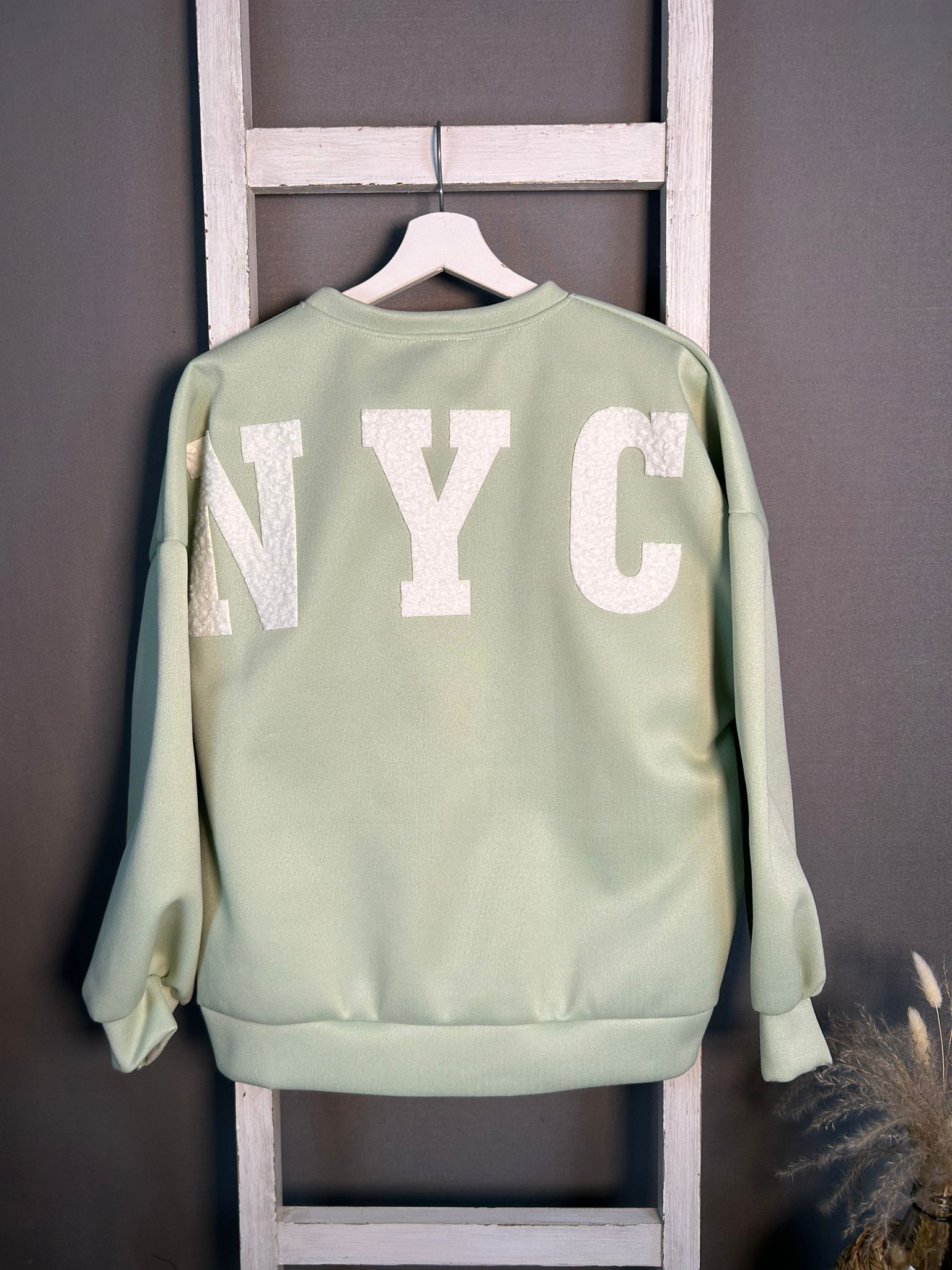 Sweater mit Rückenschriftzug “NYC”