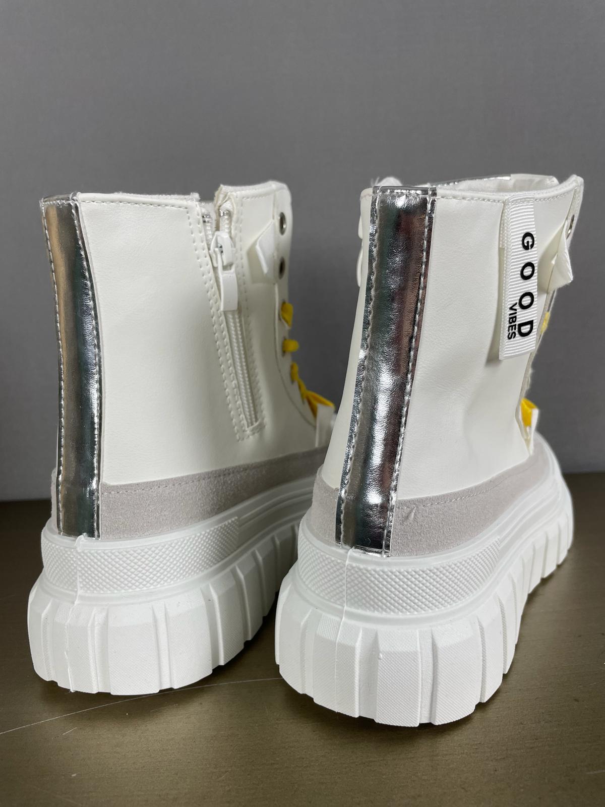 High Cut Sneaker mit silbernen Details