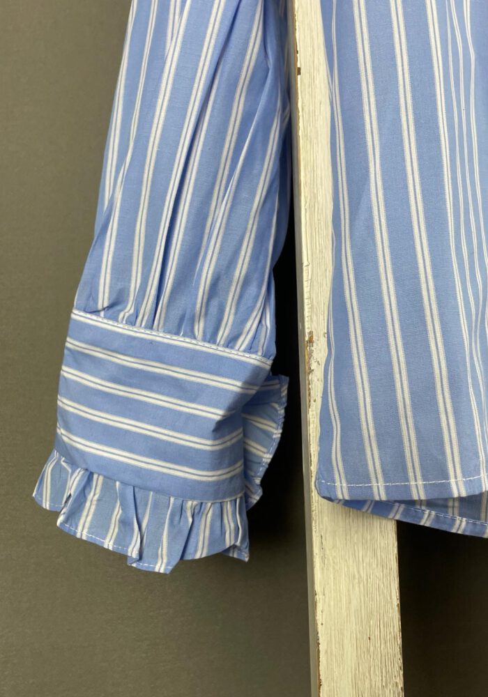 Hellblau/weiß gestreifte Bluse mit Rüschendetail