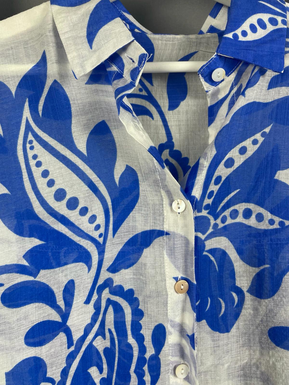 Dünne Bluse mit blauen Blumen