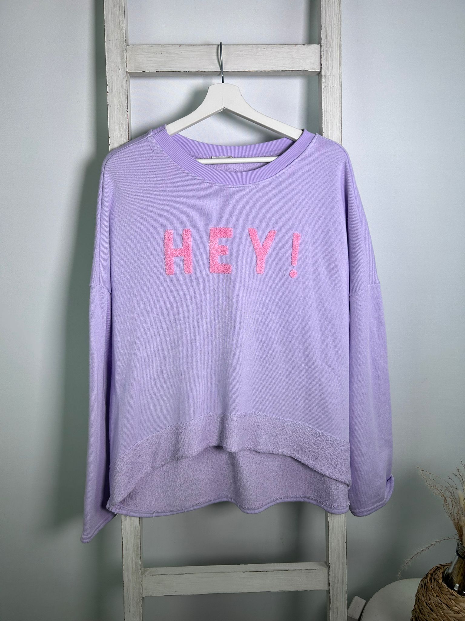 Sweater mit Flokati “HEY!” Druck