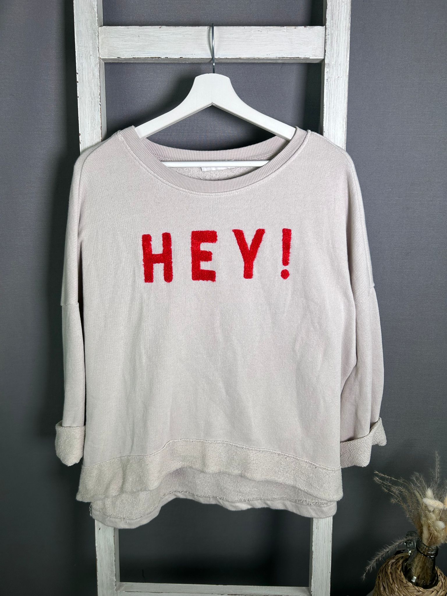 Sweater mit Flokati “HEY!” Druck
