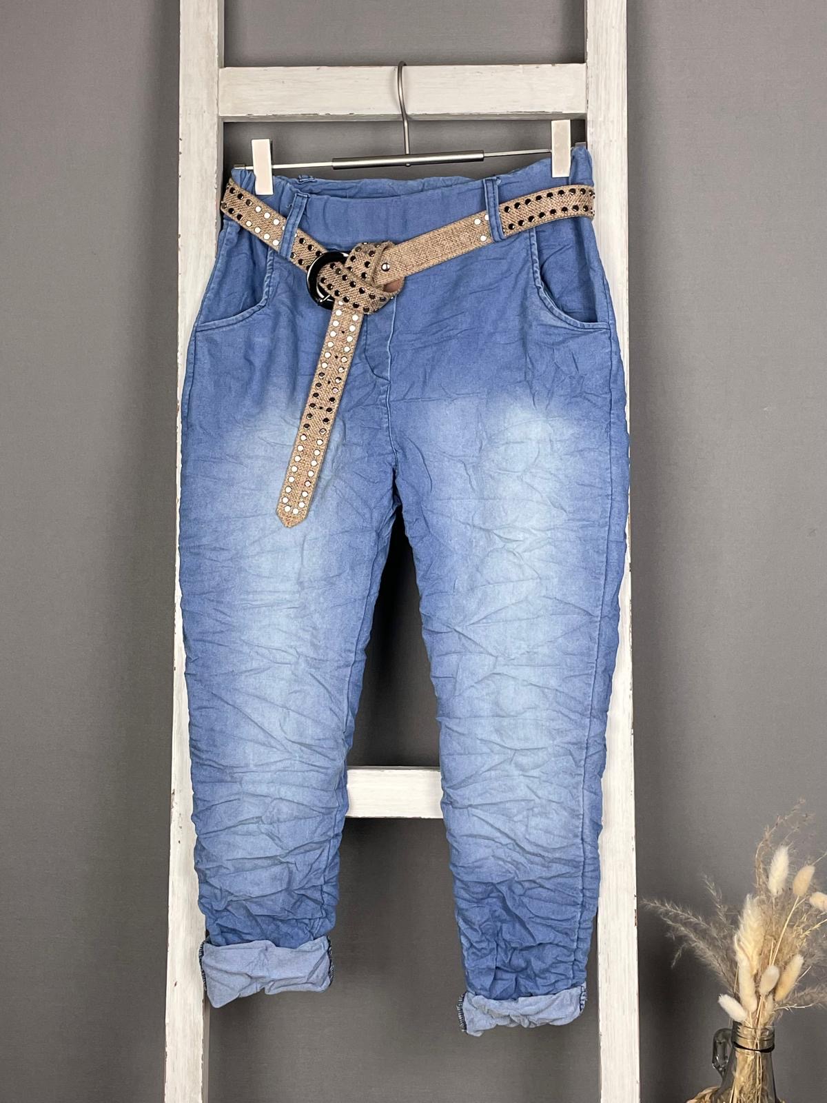 Dünne Boyfit Jeans mit Nietengürtel