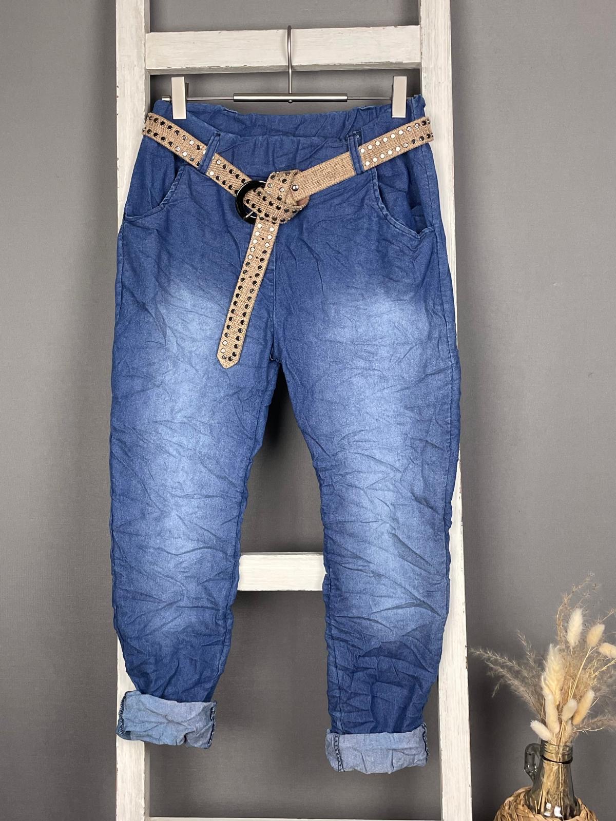 Dünne Boyfit Jeans mit Nietengürtel