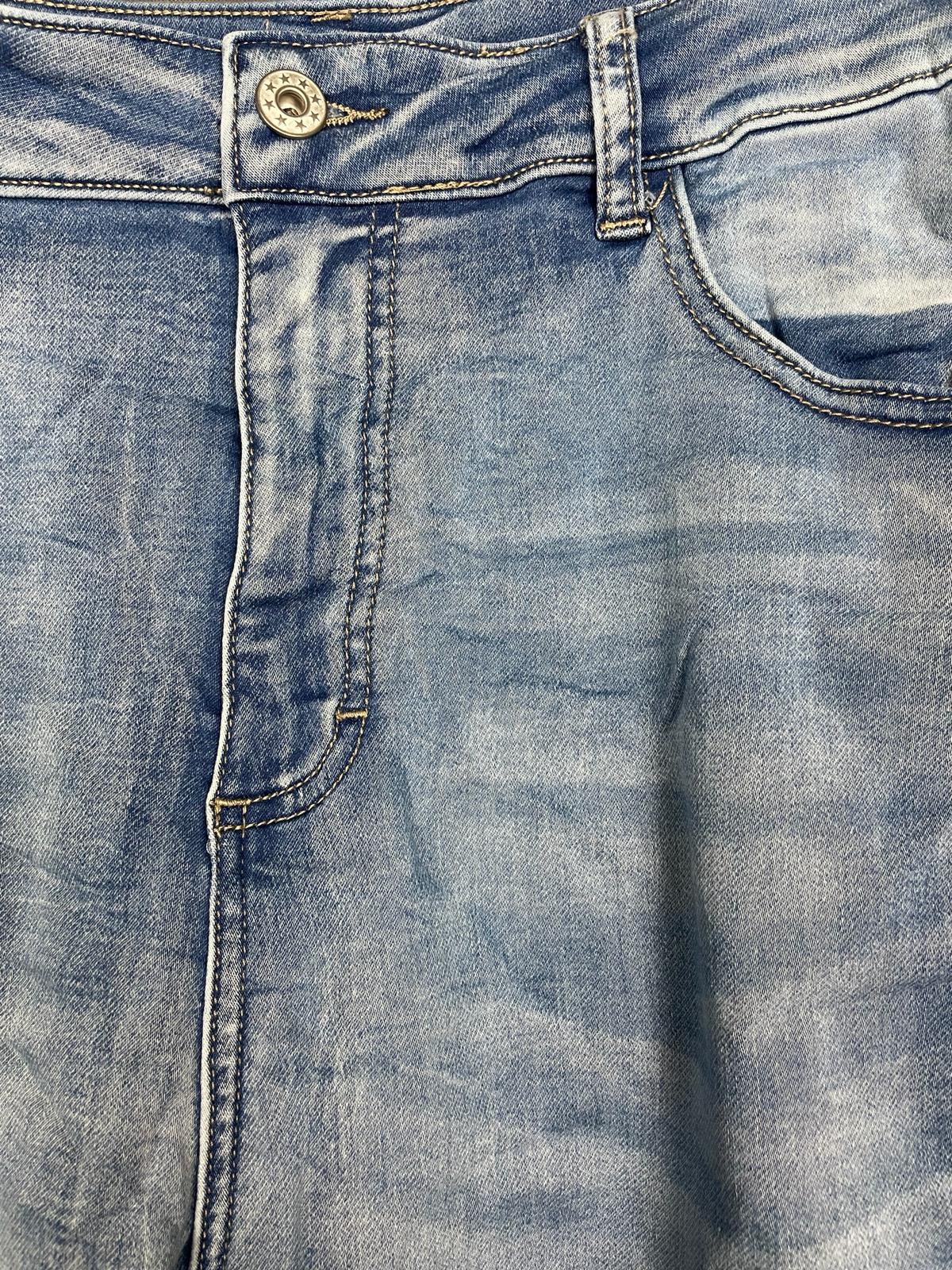 Skinny Boyfriend Jeans mit heller Waschung und Abnäher am Knie