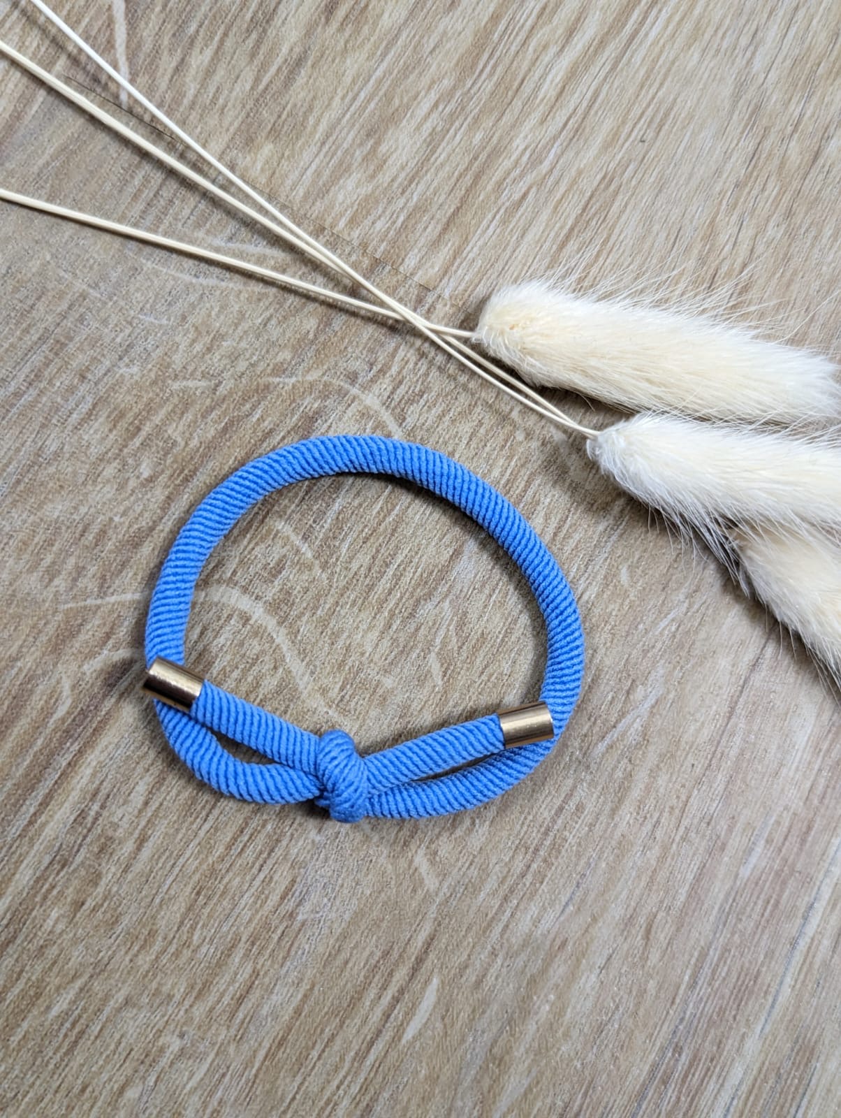 Kordelarmband mit Knoten