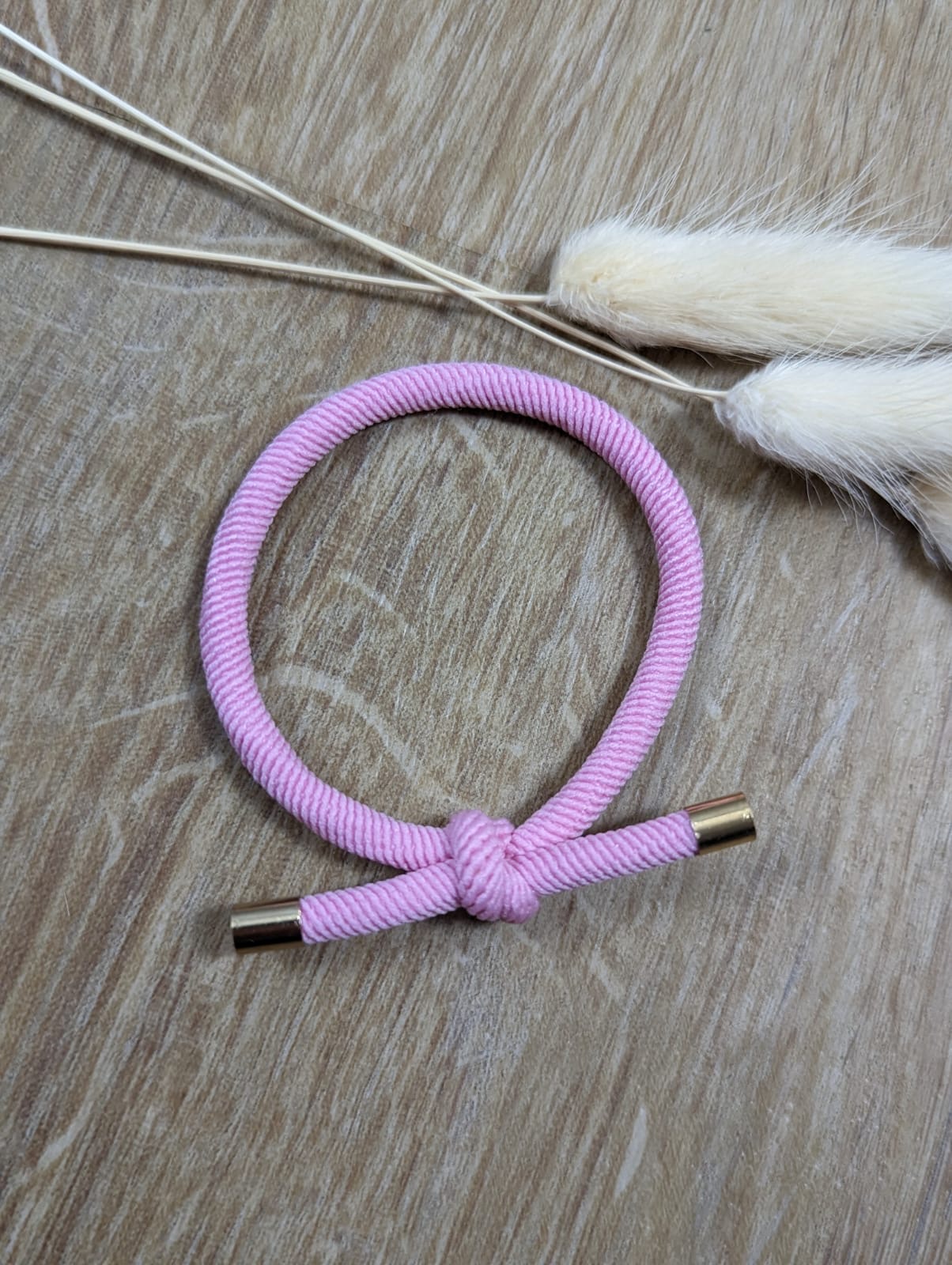 Kordelarmband mit Knoten