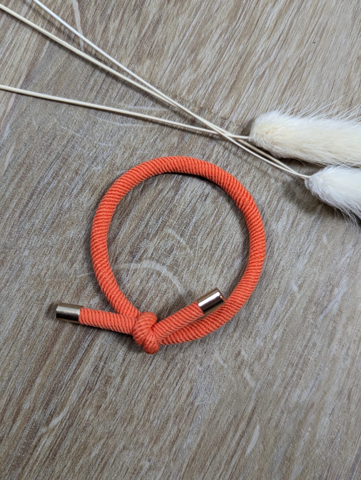 Kordelarmband mit Knoten