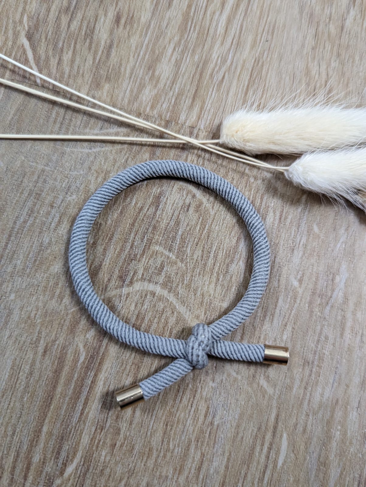 Kordelarmband mit Knoten