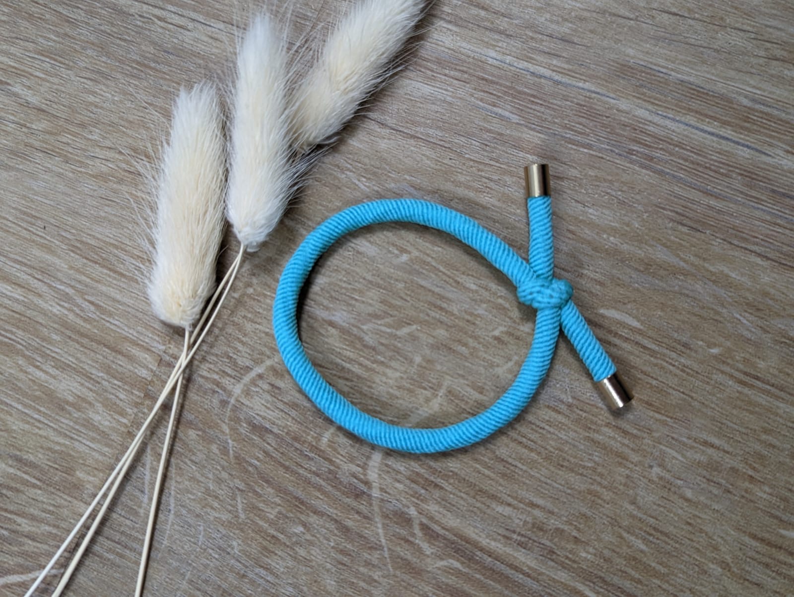 Kordelarmband mit Knoten