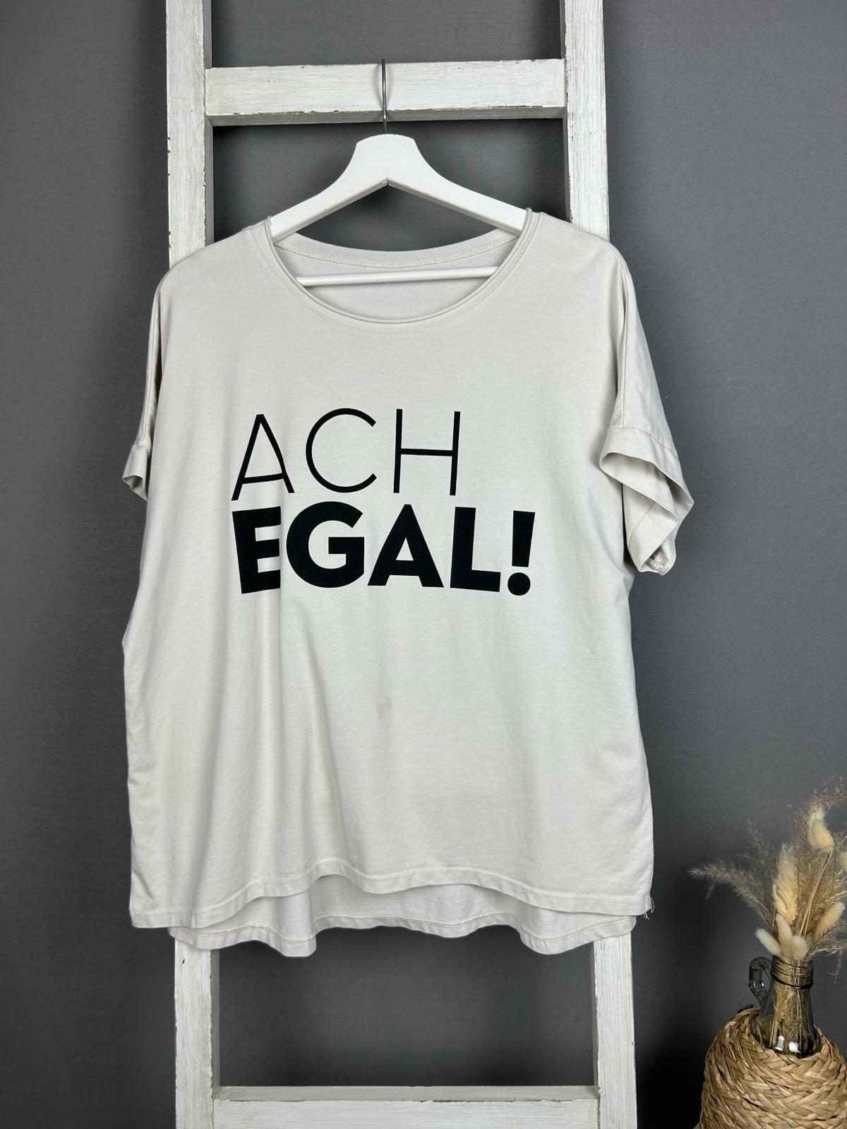 T-Shirt mit “ACH EGAL!” Aufschrift