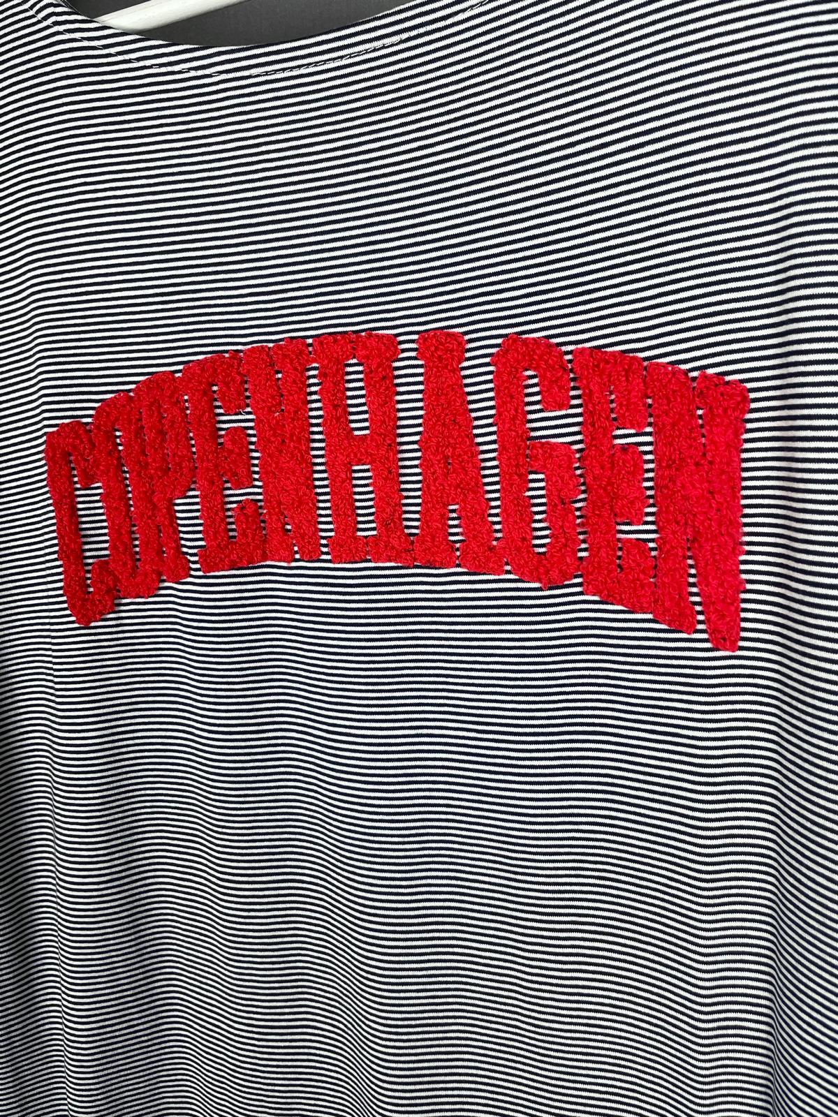 Longshirt mit “Copenhagen” Flokati Schrift