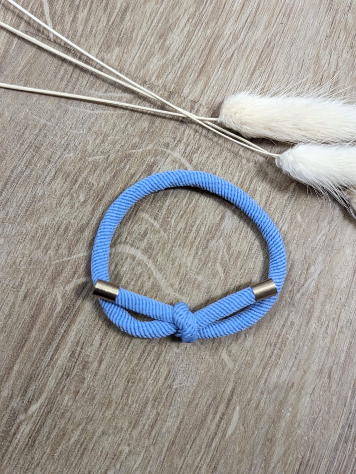 Kordelarmband mit Knoten