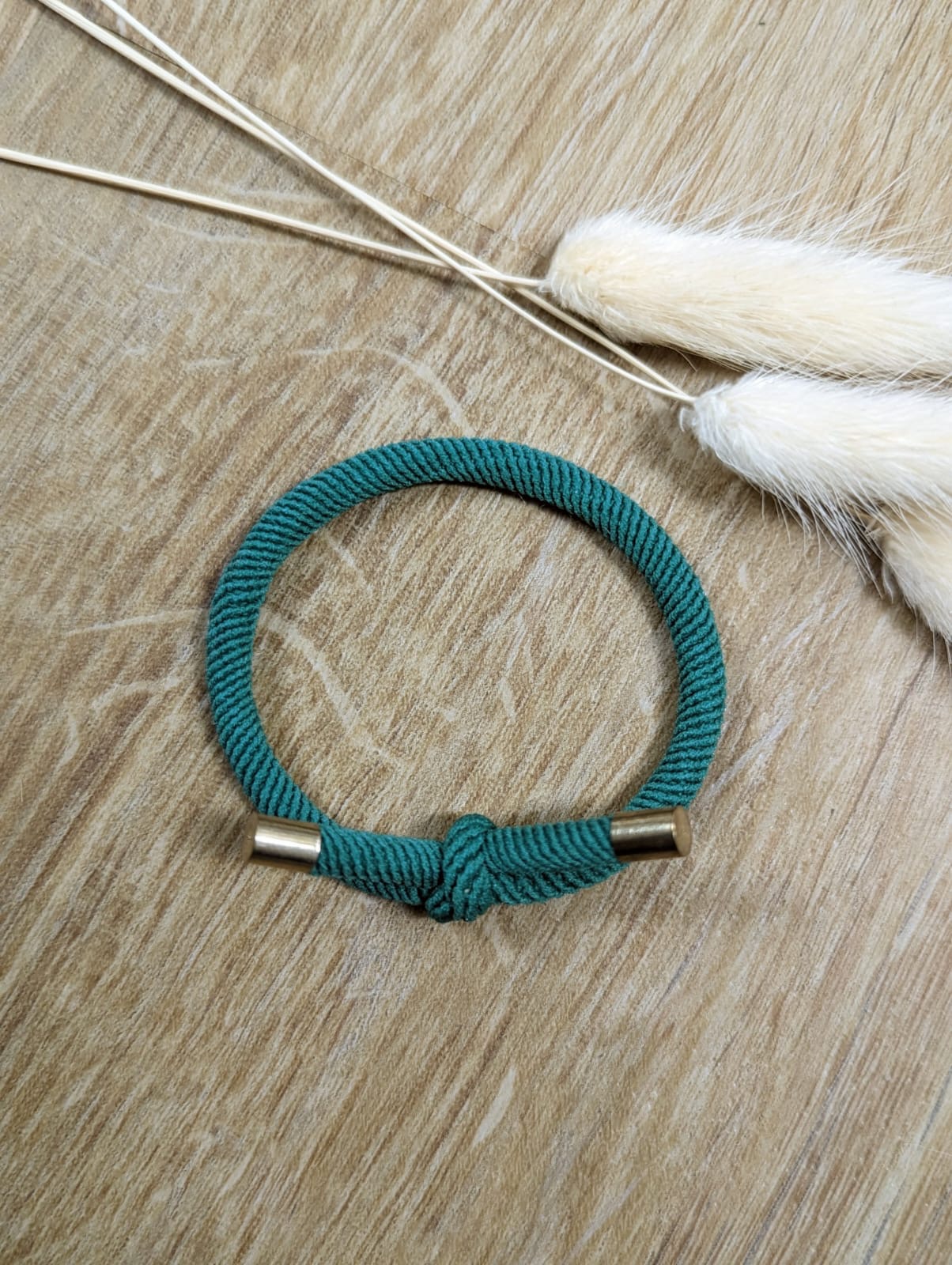 Kordelarmband mit Knoten