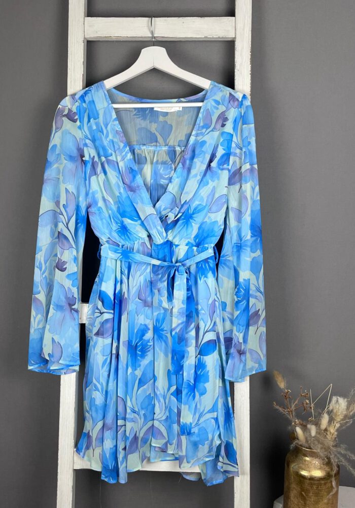 Kurzes Kleid mit blauem Blumenmuster