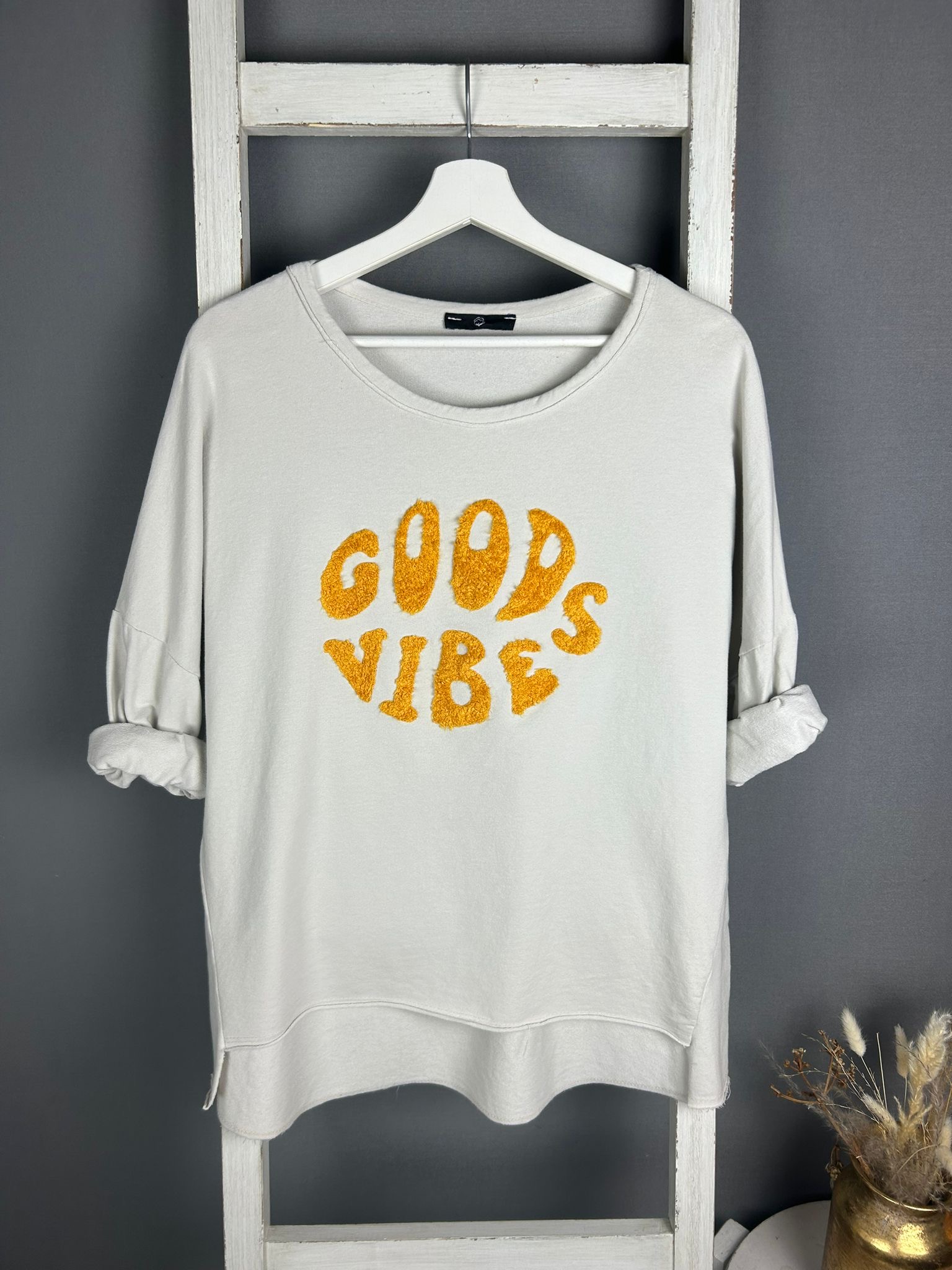 Dünner Sweater mit “GOOD VIBES” Flokati-Druck