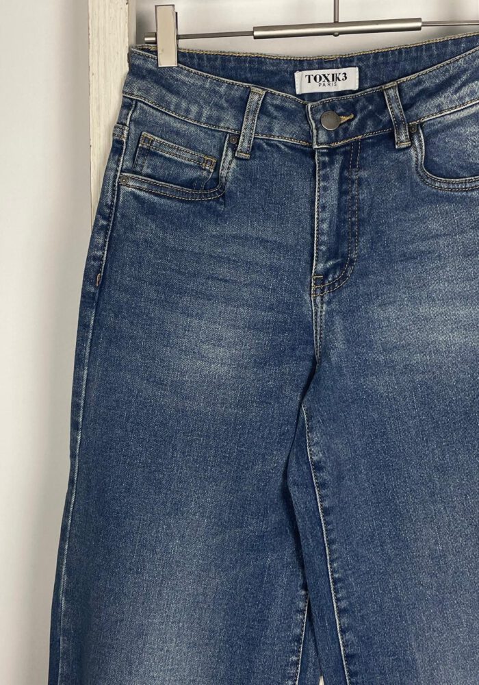 Mittelblaue Jeans mit geradem Bein
