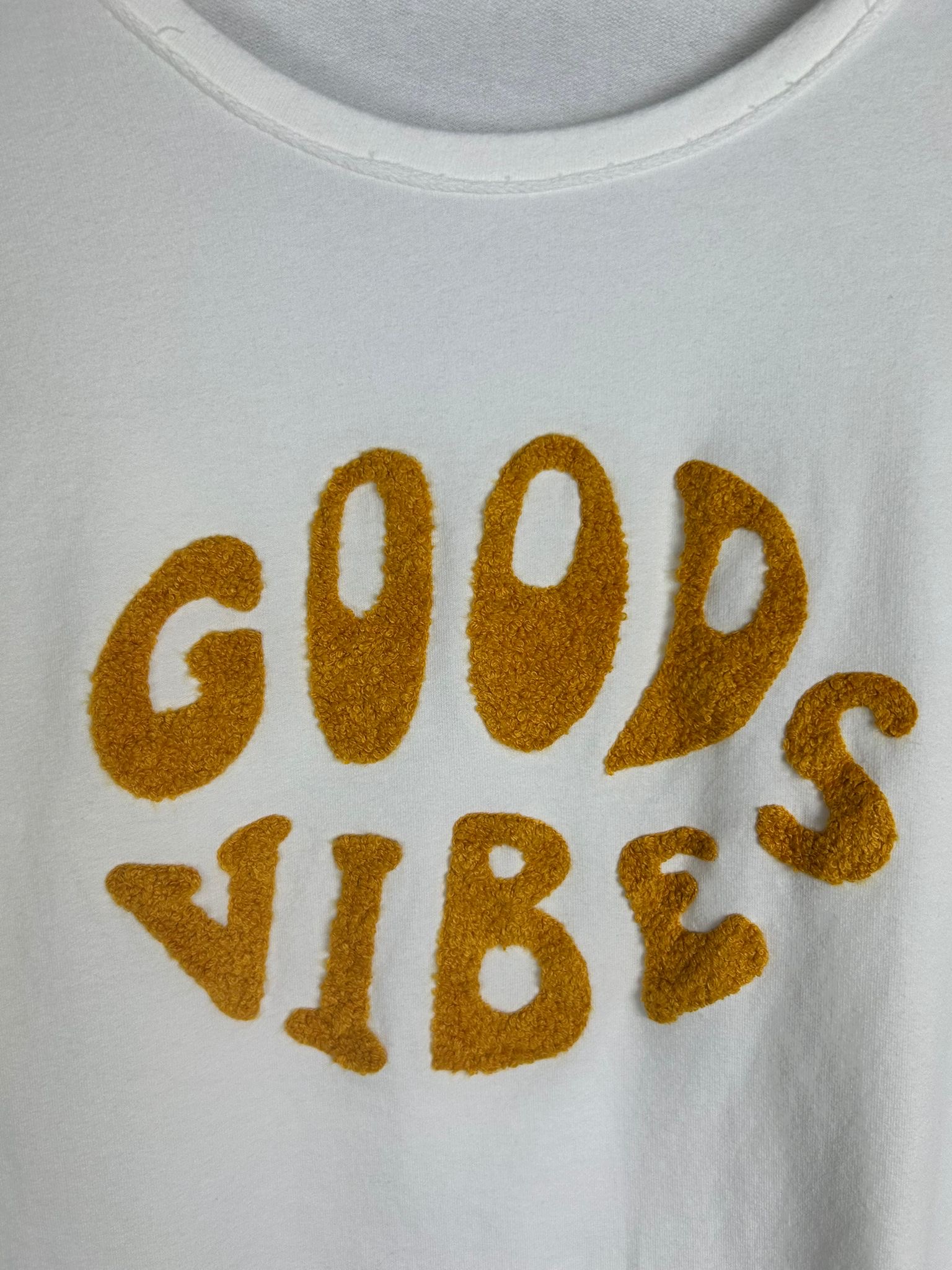 Dünner Sweater mit “GOOD VIBES” Flokati-Druck