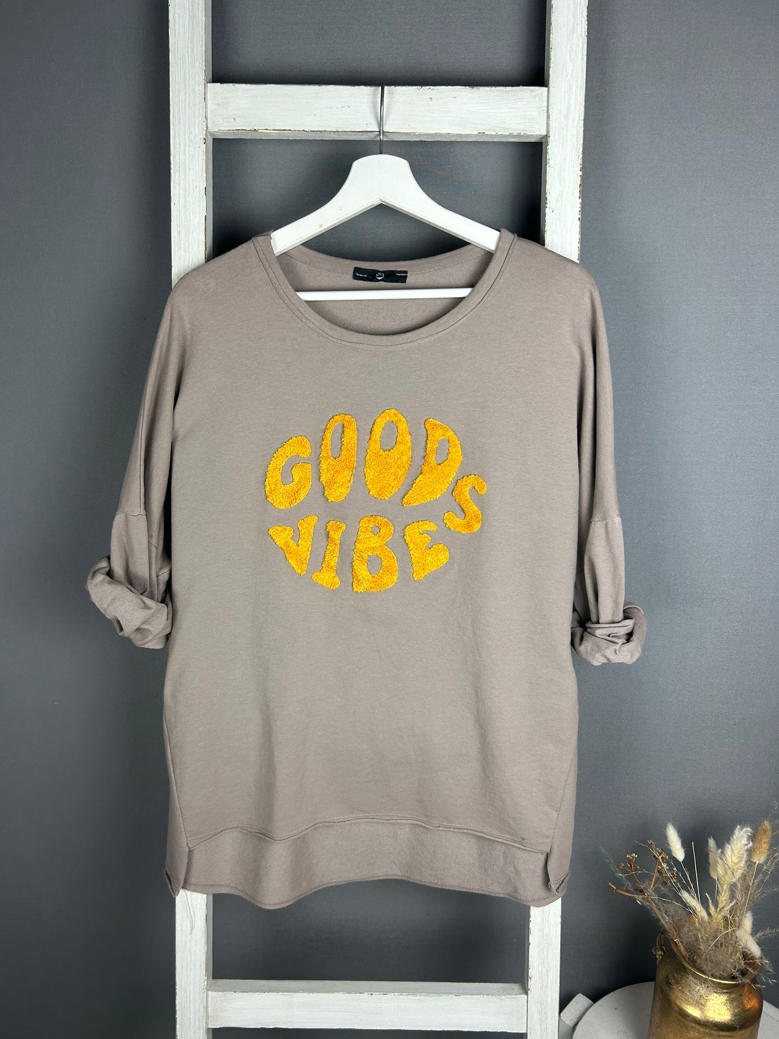 Dünner Sweater mit “GOOD VIBES” Flokati-Druck