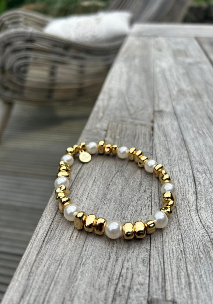 Goldenes Armband mit Perlen