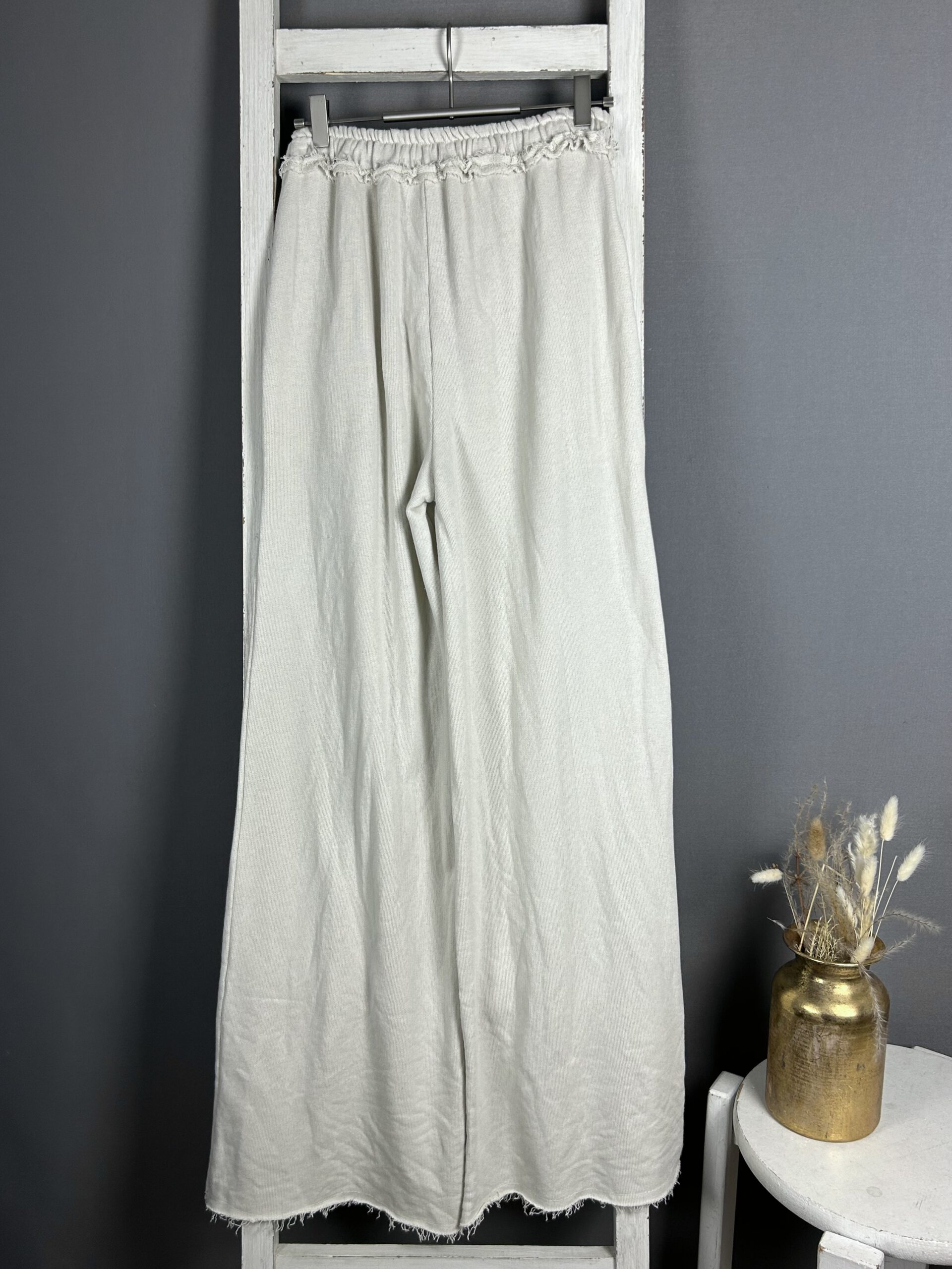 Wide Leg Baumwollhose mit Biese und ausgefransten Saum