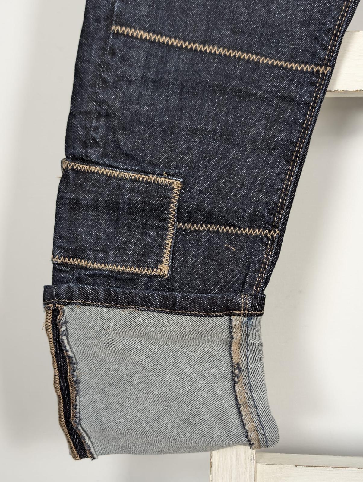 Jeans mit hängenden Schritt und Patches