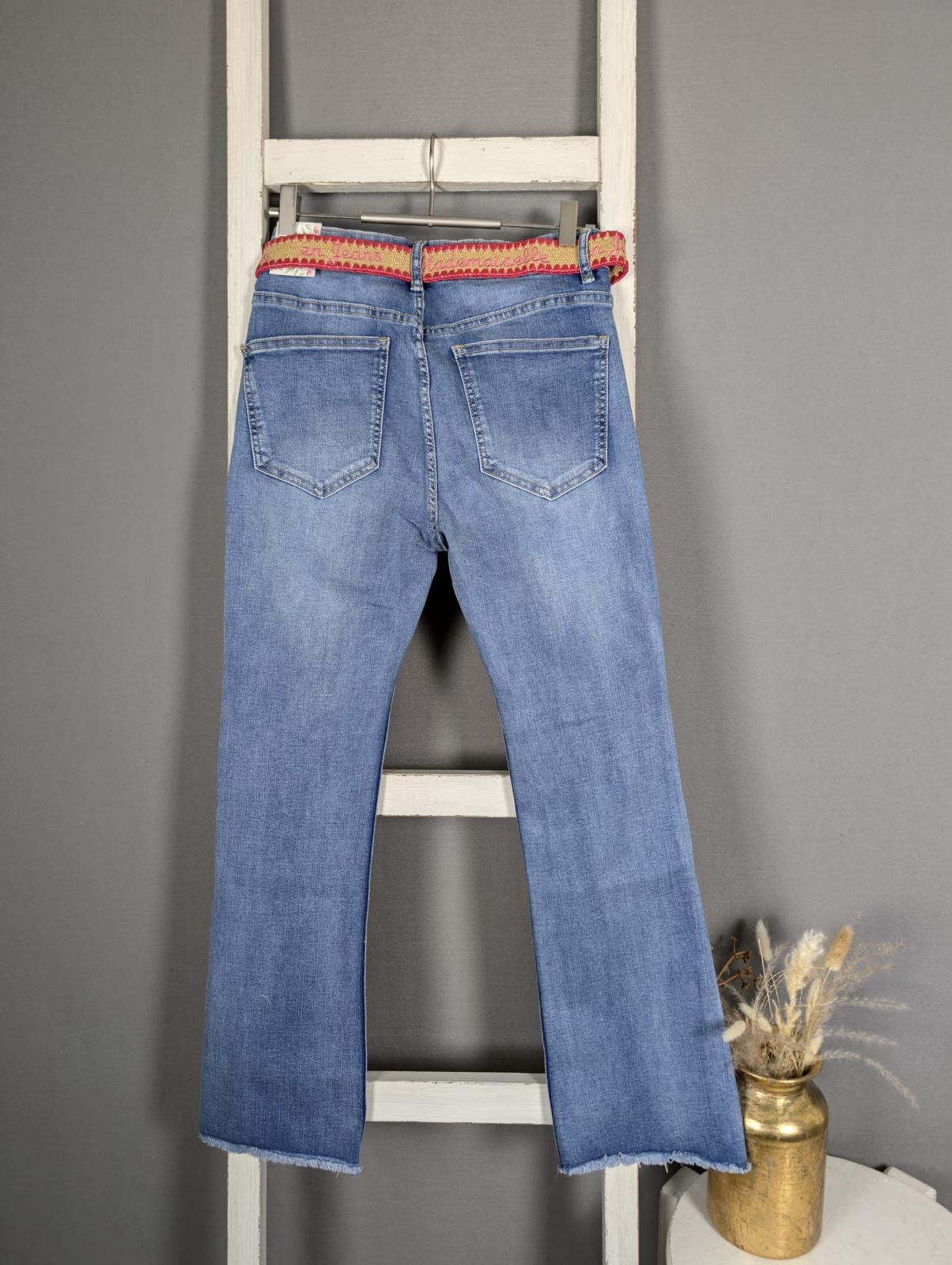 Bootcut Jeans mit Bastgürtel