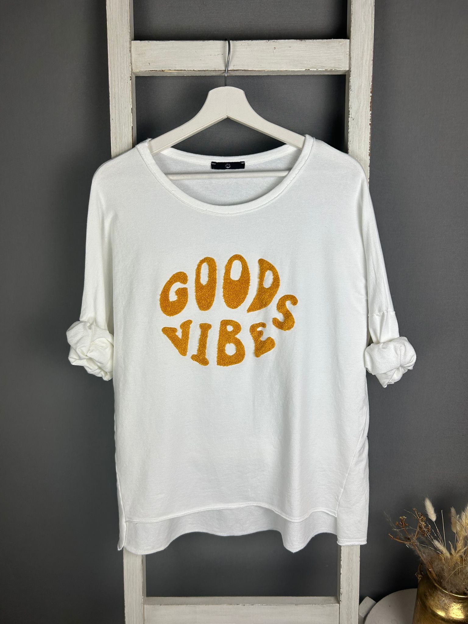 Dünner Sweater mit “GOOD VIBES” Flokati-Druck