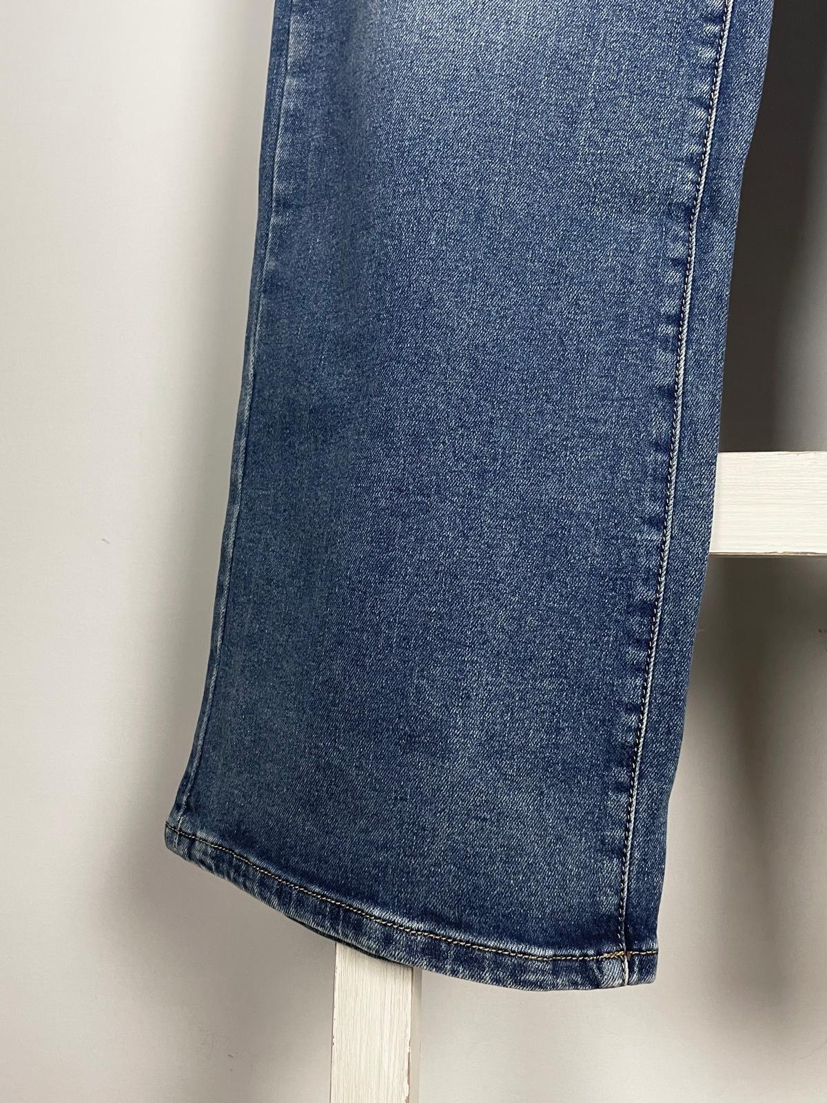 Mittelblaue Jeans mit geradem Bein