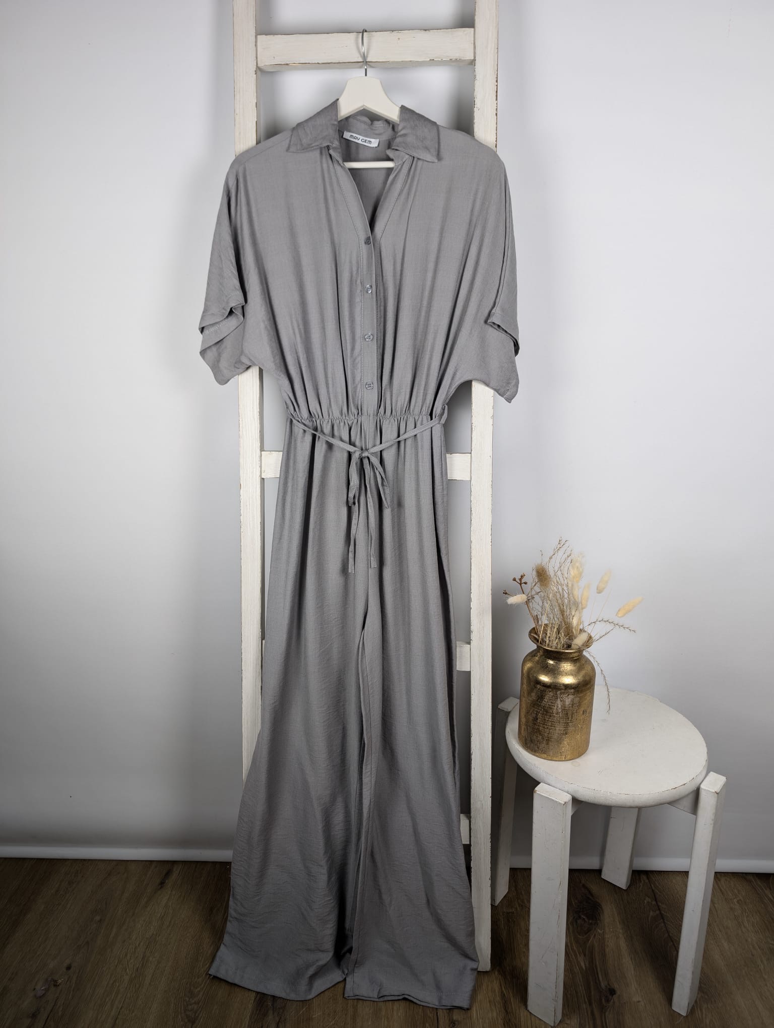 Luftiger Jumpsuit mit Bindegürtel und Knopfleiste