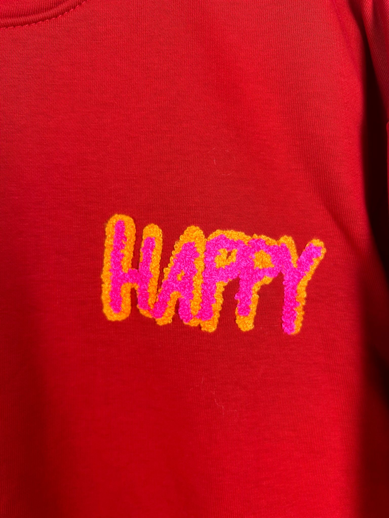 Backprint Hoodie mit “HAPPY” Flokati Aufdruck