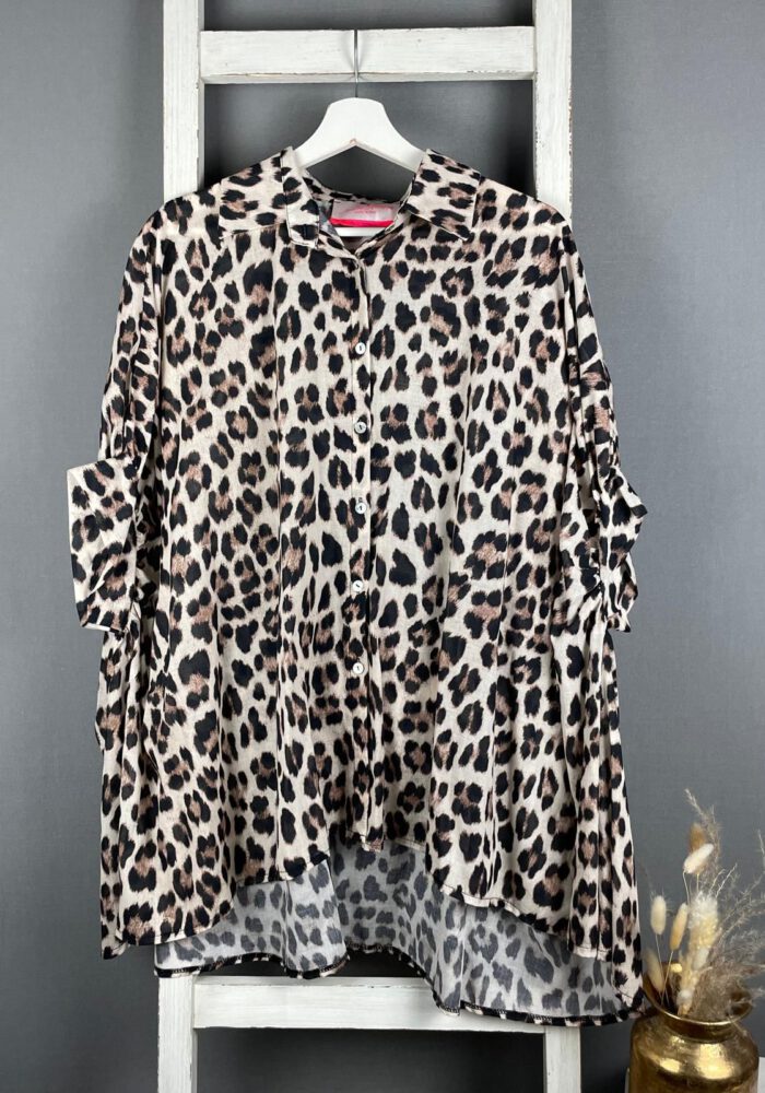 Hemdbluse im hellen Leo Print